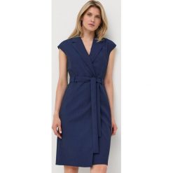 BOSS sukienka wełniana 50472067 kolor granatowy mini prosta. Niebieskie sukienki Boss, na co dzień, bez wzorów, z materiału, bez kołnierzyka, bez ramiączek, mini, proste. W wyprzedaży za 1,182.93 zł.