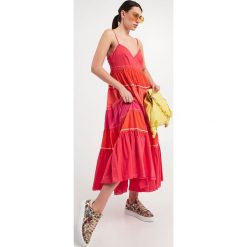 Sukienka TWINSET. Brązowe sukienki Twinset Milano, bez wzorów, bez kołnierzyka, bez ramiączek, midi. W wyprzedaży za 895.30 zł.