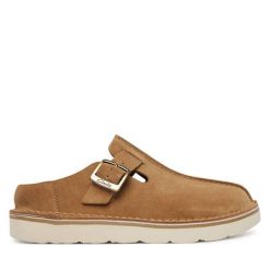 Klapki Clarks. Brązowe klapki Clarks, bez wzorów, bez obcasa, bez zapięcia. Za 429.99 zł.