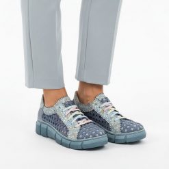 Półbuty damskie Maciejka, cholewka tekstylna z perforacją dekoracyjne aplikacje na całej powierzchni klasyczne sznurowanie miękka konstrukcja przy ko. Niebieskie półbuty wsuwane Maciejka, z aplikacjami, klasyczne, bez obcasa. Za 479.00 zł.