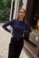 Bawełniana bluzka z długimi rękawami granatowa. Bluzki MOODO, l, bez wzorów, z bawełny, bez kołnierzyka, bez ramiączek. Za 69.99 zł.