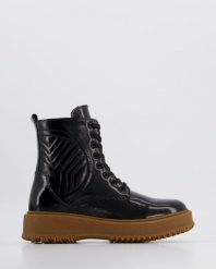 LAKIEROWANE BOTKI 10058 BLACK. Czarne botki Venezia, bez wzorów, z lakierowanej skóry, bez obcasa, bez zapięcia. Za 249.00 zł.