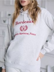 Bluza hoodie z haftowanym napisem - szary. Szare bluzy Sinsay, l, bez wzorów, bez ramiączek, bez kaptura. Za 39.99 zł.