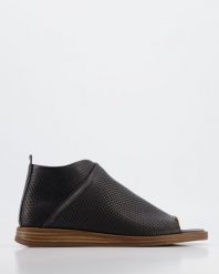 SANDAŁY Z CHOLEWKĄ 565406 BLACK. Czarne sandały Venezia, bez wzorów, ze skóry, bez obcasa, bez zapięcia. Za 189.00 zł.