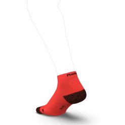 Skarpetki do biegania Kiprun Thick średnie. Czerwone skarpetki KIPRUN, bez wzorów, z elastanu. Za 19.99 zł.