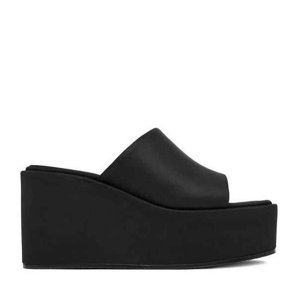 Klapki DeeZee. Czarne klapki DeeZee, bez wzorów, bez obcasa, bez zapięcia. Za 149.99 zł.