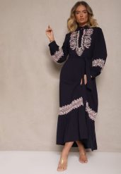 Granatowa Wiskozowa Sukienka Boho o Rozkloszowanym Kroju ze Stójką i Haftem Kolessaria. Niebieskie sukienki Renee, na co dzień, m, z aplikacjami, z poliesteru, boho, bez kołnierzyka, bez ramiączek, maxi, rozkloszowane. W wyprzedaży za 211.99 zł.