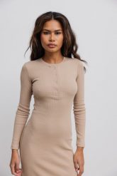 Dopasowana sukienka maxi z napami w kolorze BEIGE- MENSA-XL. Brązowe sukienki Marsala, xl, bez wzorów, z bawełny, eleganckie, bez kołnierzyka, bez ramiączek, maxi, dopasowane. Za 319.90 zł.
