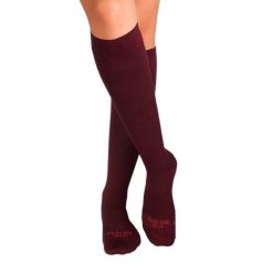 Skarpety uciskowe 3/4 długości z bawełny merceryzowanej, kolor bordowy. Czerwone skarpetki OEM, bez wzorów, z bawełny. W wyprzedaży za 85.02 zł.