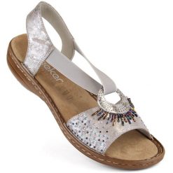 Komfortowe sandały damskie wsuwane z gumką metallic Rieker 60880-90. Sandały Rieker, bez wzorów, ze skóry ekologicznej, bez obcasa, bez zapięcia. Za 231.99 zł.