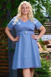 Sukienka lniana letnia rozkloszowana z paskiem FAUSTYNA niebieska. Niebieskie sukienki KARKO, do pracy, plus size, bez wzorów, ze lnu, biznesowe, bez kołnierzyka, plus size, bez ramiączek, midi, rozkloszowane. Za 349.50 zł.