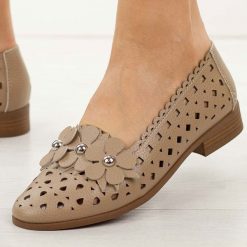 Beżowe ażurowe półbuty damskie M.Daszyński 25113-7. Brązowe półbuty wsuwane M.Daszyński, na lato, z aplikacjami, ze skóry, casualowe, bez obcasa, na płaskiej podeszwie. Za 219.00 zł.