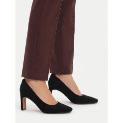 Czółenka Nine West. Czarne czółenka Nine West, bez wzorów, bez obcasa, bez zapięcia. Za 249.99 zł.