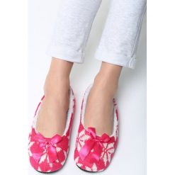 Fuksjowe Kapcie Cold Evening. Kapcie marki Cropp. Za 14.99 zł.