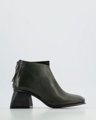 ZIELONE BOTKI JESSY01 DA-C BOT. Zielone botki Venezia, bez wzorów, ze skóry, bez obcasa, bez zapięcia. Za 379.00 zł.