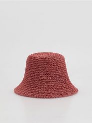 Pleciony kapelusz bucket - różowy. Czerwone kapelusze Reserved, bez wzorów. Za 79.99 zł.