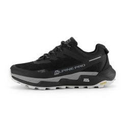 Lekkie buty terenowe unisex Alpine Pro Quede 3. Czarne trekkingi Alpine Pro, bez wzorów, z gumy, bez zapięcia, trekkingowe. Za 449.00 zł.