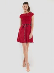 Swing Sukienka koktajlowa 77760510 Czerwony Regular Fit. Czerwone sukienki Swing, bez wzorów, z syntetyku, wizytowe, bez kołnierzyka, bez ramiączek. Za 299.99 zł.