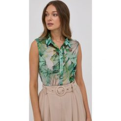 Guess koszula damska kolor zielony regular z kołnierzykiem klasycznym. Zielone koszule Guess, l, z aplikacjami, z tkaniny, klasyczne, bez kołnierzyka, bez ramiączek. W wyprzedaży za 234.99 zł.