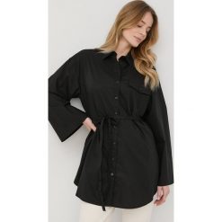 Twinset koszula damska kolor czarny relaxed z kołnierzykiem klasycznym. Czarne koszule Twinset, bez wzorów, z tkaniny, klasyczne, bez kołnierzyka, bez ramiączek. W wyprzedaży za 419.99 zł.