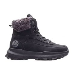 Buty Lee Cooper LCJ-22-44-1362L czarne. Czarne buty trekkingowe z materiału, za kostkę, bez zapięcia. W wyprzedaży za 272.73 zł.