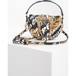 Torebka VERSACE JEANS COUTURE. Białe torebki klasyczne Versace Jeans Couture, bez wzorów, z jeansu, duże, bez dodatków. Za 849.00 zł.