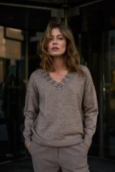 Sweter z ozdobnym dekoltem brązowy. Brązowe swetry MOODO, l, bez wzorów, z elastanu, bez ramiączek. Za 139.99 zł.