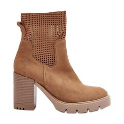 Lewski Shoes Zamszowe Ażurowe Botki Damskie Na Słupku Camel Lewski 3386 beżowy. Brązowe botki w ażurowe wzory, ze skóry, bez obcasa, na obcasie, bez zapięcia. Za 504.46 zł.
