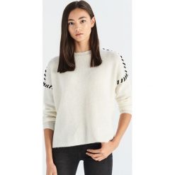 Sweter z kontrastowym sznurowaniem - Kremowy. Swetry marki Sinsay. Za 39.99 zł.