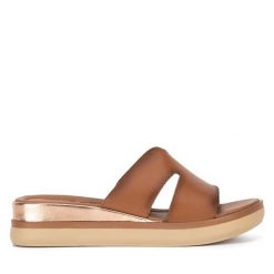 Klapki Lasocki. Brązowe klapki Lasocki, bez wzorów, bez obcasa, bez zapięcia. Za 159.99 zł.