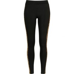 Damskie klasyczne legginsy w paski. Czarne legginsy Urban Classics, bez wzorów, klasyczne. Za 142.00 zł.