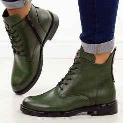 Zielone zimowe płaskie botki damskie Potocki 12179. Zielone botki POTOCKI, z aplikacjami, ze skóry, eleganckie, bez obcasa, na obcasie, bez zapięcia. Za 229.00 zł.