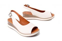 Artiker Relaks 56C2316, sandały damskie. Brązowe sandały Artiker Relaks, bez wzorów, ze skóry, bez obcasa, na koturnie, bez zapięcia. Za 194.90 zł.