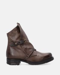 BOTKI DAMSKIE ZE SKÓRY NATURALNEJ O034LEGEOBB017. Botki Venezia, bez wzorów, ze skóry, bez obcasa, bez zapięcia. Za 799.00 zł.