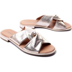 CAPRICE 27100-28 959 platino metal, klapki damskie. Żółte klapki Caprice, bez wzorów, bez obcasa, bez zapięcia. Za 269.90 zł.
