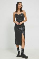 Only sukienka kolor czarny midi prosta. Czarne sukienki ONLY, na co dzień, l, bez wzorów, bez kołnierzyka, bez ramiączek, midi, proste. W wyprzedaży za 199.99 zł.