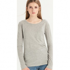 Bluzka basic z kieszonką - Jasny szar. Bluzki marki Reserved. W wyprzedaży za 14.99 zł.