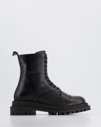 CZARNE WORKERY 0184300SA BLACK. Czarne botki Venezia, bez wzorów, ze skóry, bez obcasa, bez zapięcia. Za 359.00 zł.