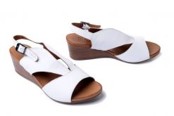 PIAZZA 910232-03 weiss, sandały damskie. Białe sandały Piazza, bez wzorów, ze skóry, bez obcasa, na koturnie, bez zapięcia. Za 319.90 zł.