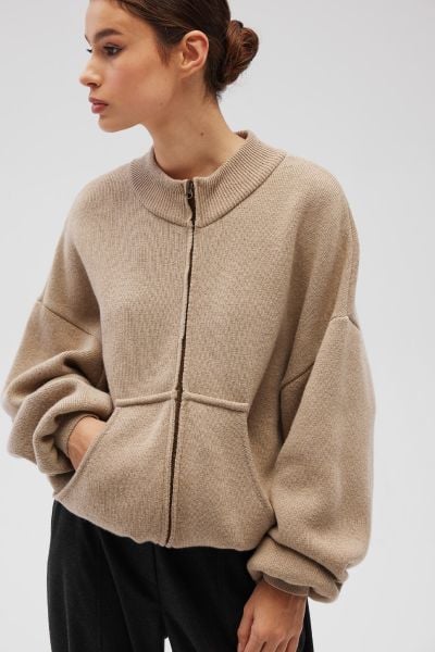Sweter zapinany na zamek w kolorze BEIGE - TUMBLY. Brązowe swetry Marsala, bez wzorów, z kaszmiru, bez ramiączek. Za 589.90 zł.