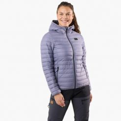Kurtka outdoor hiking damska Swedemount Lofoten Hood Jacket wodoodporna. Czerwone kurtki SWEDEMOUNT, bez wzorów, z tkaniny, sportowe, bez kaptura. W wyprzedaży za 449.99 zł.