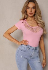 Różowa Bluzka z Bawełny Ozdobiona Złotymi Guzikami i Koronkową Wstawką Bernicia. Czerwone bluzki Renee, s, bez wzorów, z bawełny, eleganckie, bez kołnierzyka, bez ramiączek. W wyprzedaży za 51.99 zł.