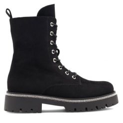 Botki JENNY. Czarne botki Jenny, bez wzorów, bez obcasa, na płaskiej podeszwie, bez zapięcia. Za 119.99 zł.