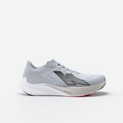 Buty do biegania damskie Kiprun KD900 light. Czarne buty do biegania KIPRUN, bez wzorów, z kauczuku, bez zapięcia, do biegania. Za 489.99 zł.