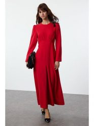 Trendyol Sukienka w kolorze czerwonym rozmiar: 38. Czerwone sukienki Trendyol, bez wzorów, bez kołnierzyka, bez ramiączek, maxi. Za 135.49 zł.