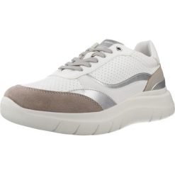 Buty GEOX PLUMMERY Biały. Białe trekkingi Geox, bez wzorów, ze skóry, bez zapięcia, trekkingowe. Za 366.99 zł.