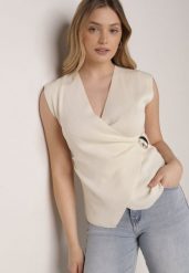 Beżowa Bluzka z Wiskozą Kopertowym Dekoltem i Metalową Klamrą z Boku Sanviel. Brązowe bluzki Born2be, m, bez wzorów, z jeansu, bez kołnierzyka, bez ramiączek. Za 79.99 zł.