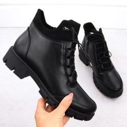 Botki damskie ocieplane czarne Jezzi RMR23123-1. Czarne botki Jezzi, bez wzorów, ze skóry ekologicznej, bez obcasa, bez zapięcia. Za 95.99 zł.