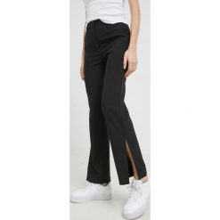 Noisy May spodnie Carla damskie kolor czarny proste high waist. Czarne spodnie materiałowe Noisy May, bez wzorów, z materiału, z podwyższonym stanem. W wyprzedaży za 134.99 zł.