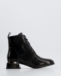 LAKIEROWANE BOTKI 49C0206 BLACK. Czarne botki Venezia, bez wzorów, z lakierowanej skóry, bez obcasa, bez zapięcia. Za 319.00 zł.